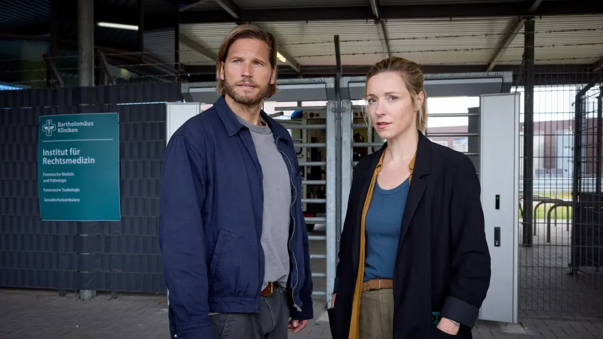 In „Einsatz Seeler – Ein Lübeck-Krimi“ ermitteln Hannah Voigt (Friederike Linke) und Eric Seeler (Sebastian Ströbel) in ihrem ersten gemeinsamen Fall.