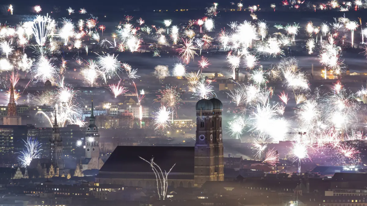 Silvesterfeuerwerk ist zum Jahreswechsel über der Kulisse der Stadt zu sehen. +++ dpa-Bildfunk +++