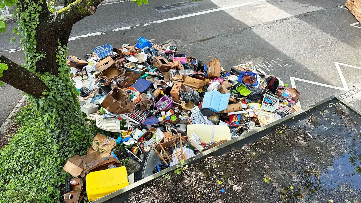 Riesige Müllberge vor seiner Tür in der Ebinger Bahnhofstraße müssen die Verantwortlichen des Kauf-Wasch-Cafés auf eigene Kosten entsorgen.