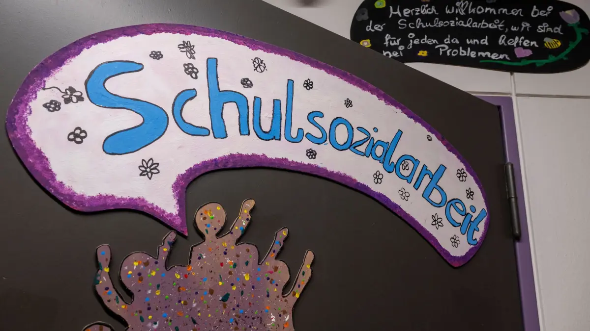 Schulsozialarbeit in einer Schule: ARCHIV - 12.09.2025, Bayern, München: Ein Schild mit der Aufschrift „Schulsozialarbeit“ hängt in einer Schule im Stadtteil Hadern an einer Zimmertür. (zu dpa: «Soziale Schieflage - Mehr Bedarf an Kinder- und Jugendhilfe») Foto: Peter Kneffel/dpa +++ dpa-Bildfunk +++