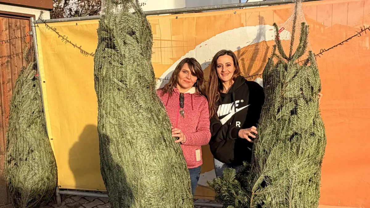 Zwei Mieterinnen aus der Roßberg-/Teckstraße, die einen kostenlosen Weihnachtsbaum mitgenommen haben.
