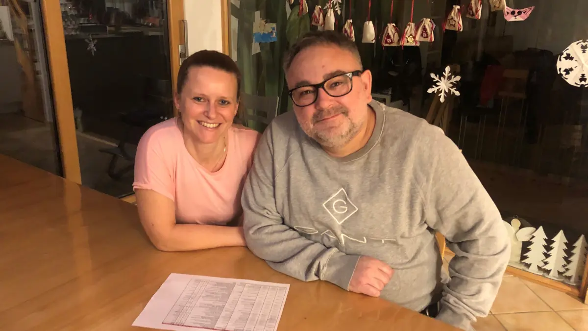 Karo und Sascha Company am heimischen Esstisch.
