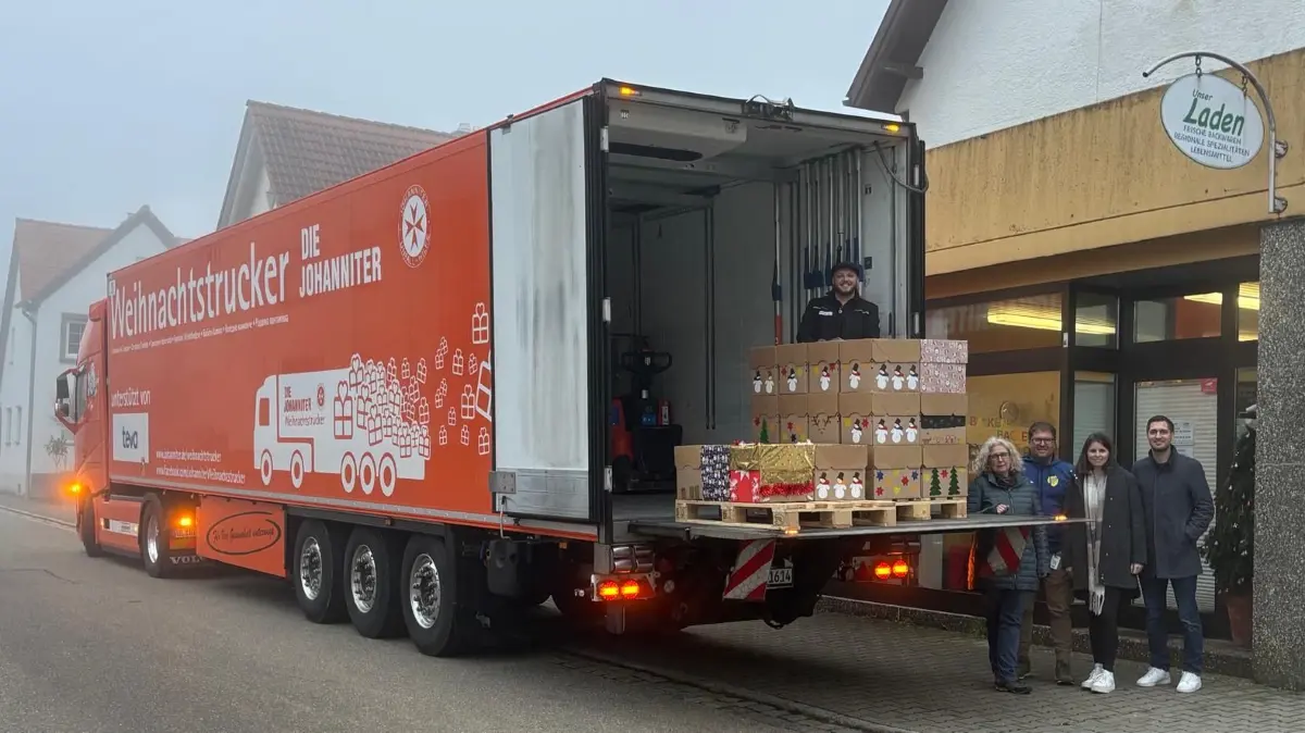 Der Weihnachtstruck für die Johanniter-Weihnachtshilfe wurde vor dem Sonderbucher Dorfladen beladen.