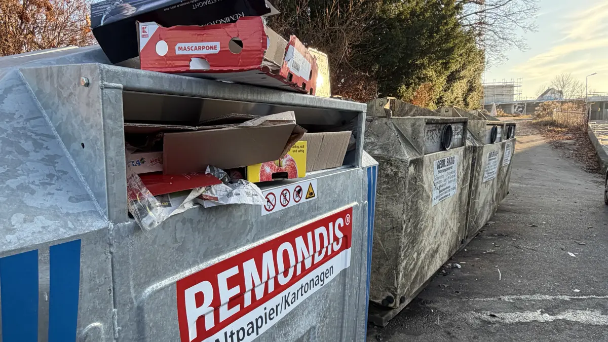 Neuer Altpapiercontainer und schon voll: Die Firma Remondis holt jetzt Altpapier ab, hier in der Alamannenstraße.