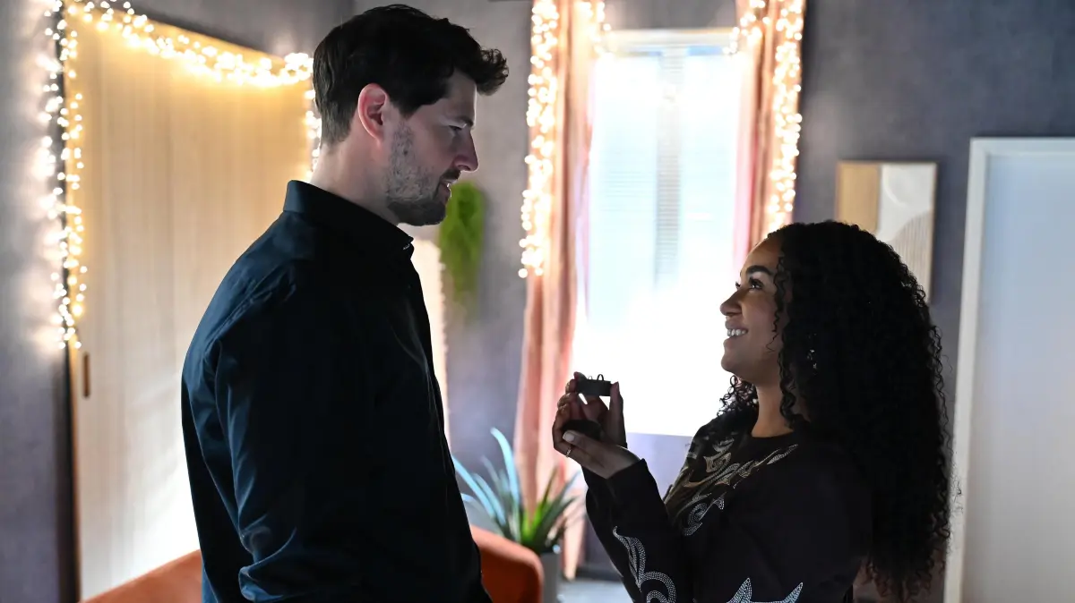 Jan (Daniel Noah) und Imani (Féréba Koné) feiern ihre Verlobung.