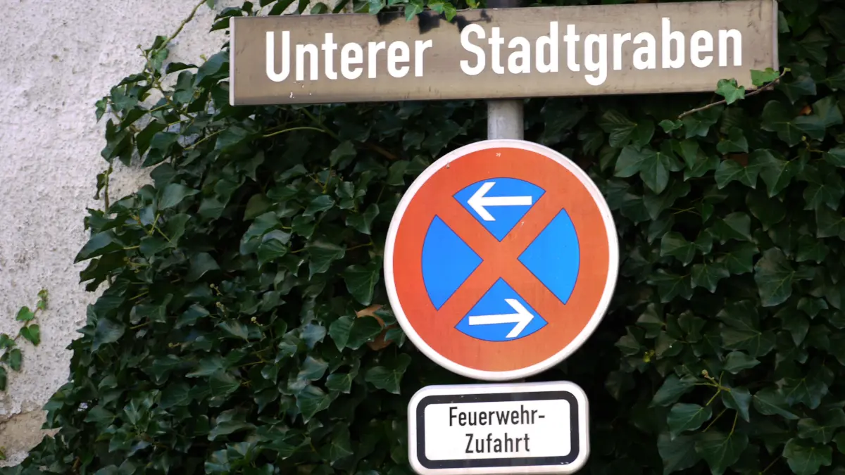 Absolutes Halteverbot gilt - schon wegen der Feuerwehrzufahrt - im Unteren Stadtgraben im Ebinger "Hufeisen".