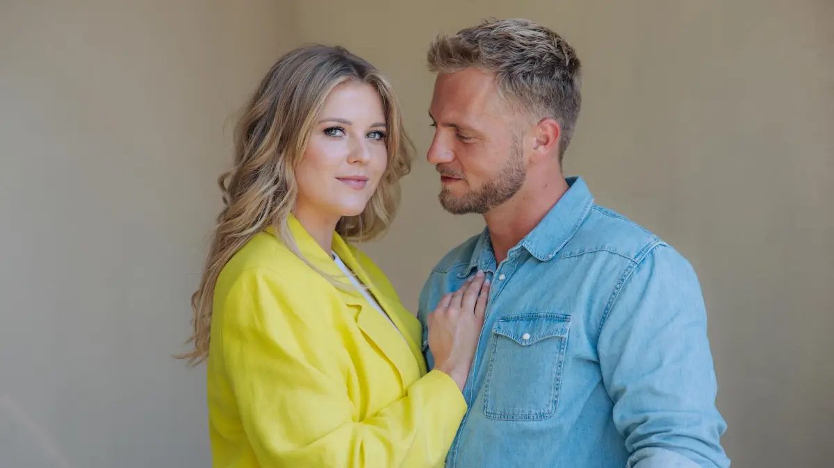 Alicia (Josefin Bressel) und Paul (Niklas Osterloh) ziehen endlich zusammen.