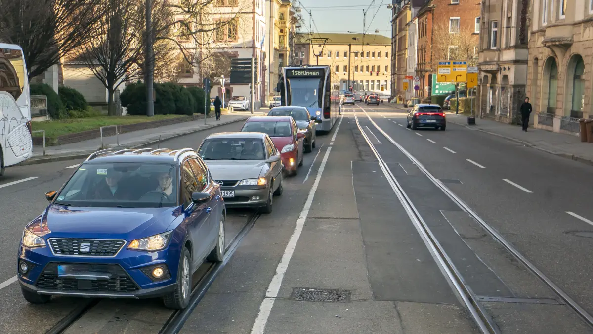 Neue Verkehrsführung Linie 1 Straßenbahnlinie im Kreuzungsbereich Frauenstraße und Olgastraße