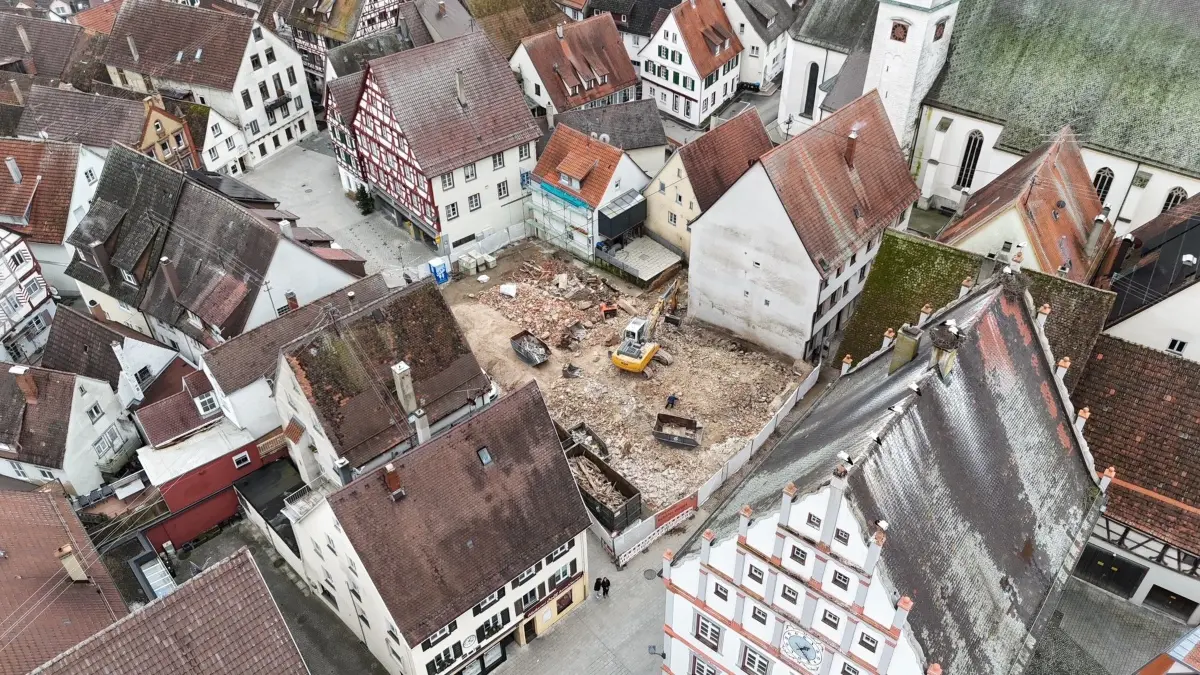In direkter Nachbarschaft des historischen Rathauses soll im kommenden Jahr ein Mehrfamilienhaus entstehen.