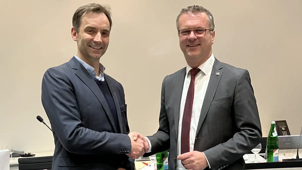 OB Stephan Neher (rechts) gratuliert dem frisch gewählten neuen Stadtwerke-Chef Justus Hoffmann. Der lautstarke Applaus des Gemeinderats war bis hinaus ins Treppenhaus zu hören.