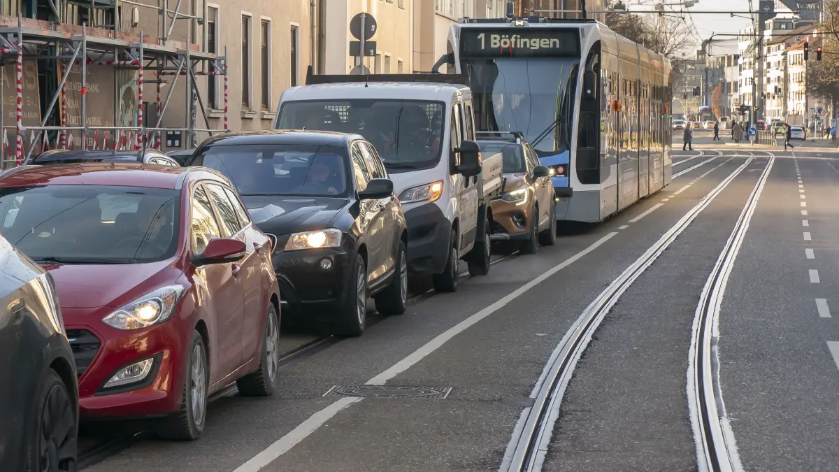 Neue Verkehrsführung Linie 1 Straßenbahnlinie im Kreuzungsbereich Frauenstraße und Olgastraße