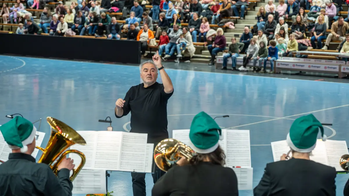 GP, EWS-Arena Weihnachtslieder-Singen zugunsten NWZ-Aktion Gute Taten