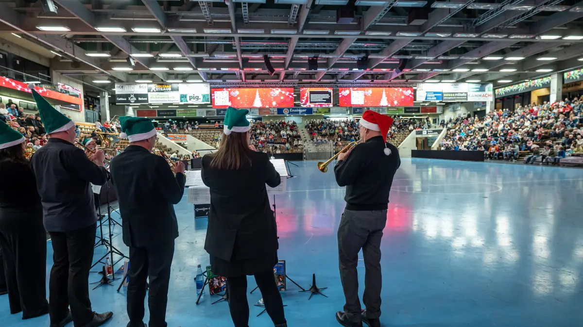 GP, EWS-Arena Weihnachtslieder-Singen zugunsten NWZ-Aktion Gute Taten