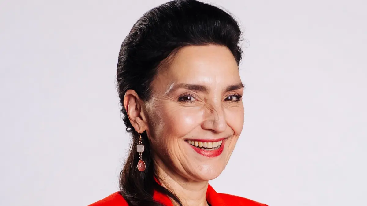 Simone (Tatjana Clasing) darf sich auf ein Wiedersehen mit ihrem Enkelkind freuen.