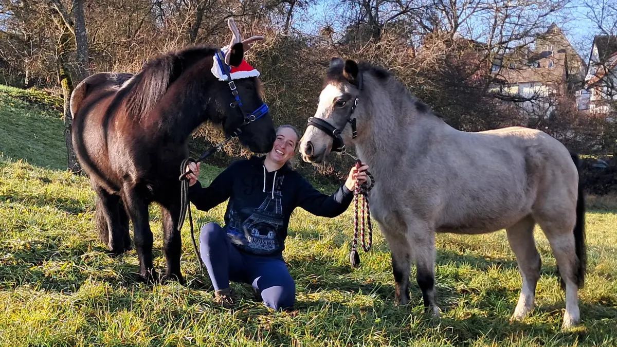 Ina Frank, Wolfenhausen, mit ihren neuen Ponys Briko (links) und Lania.