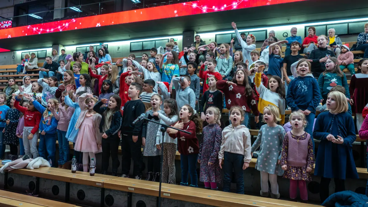 GP, EWS-Arena Weihnachtslieder-Singen zugunsten NWZ-Aktion Gute Taten