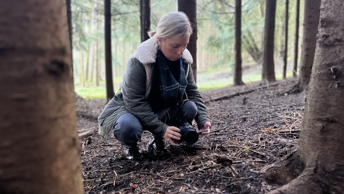 Corinna Lemke aus Waldtann, Kamera, fotografiert seltenen Pilz Bischofsmütze im Wald