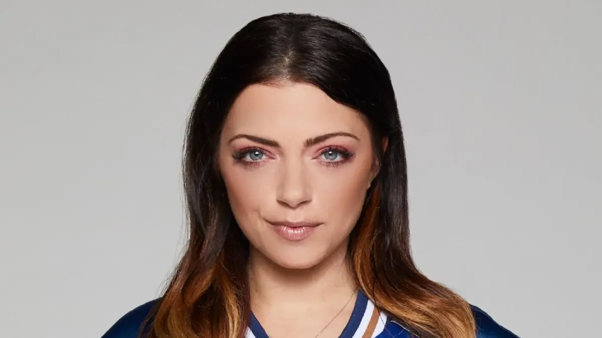 Emily (Anne Menden) gerät in finanzielle Schwierigkeiten.