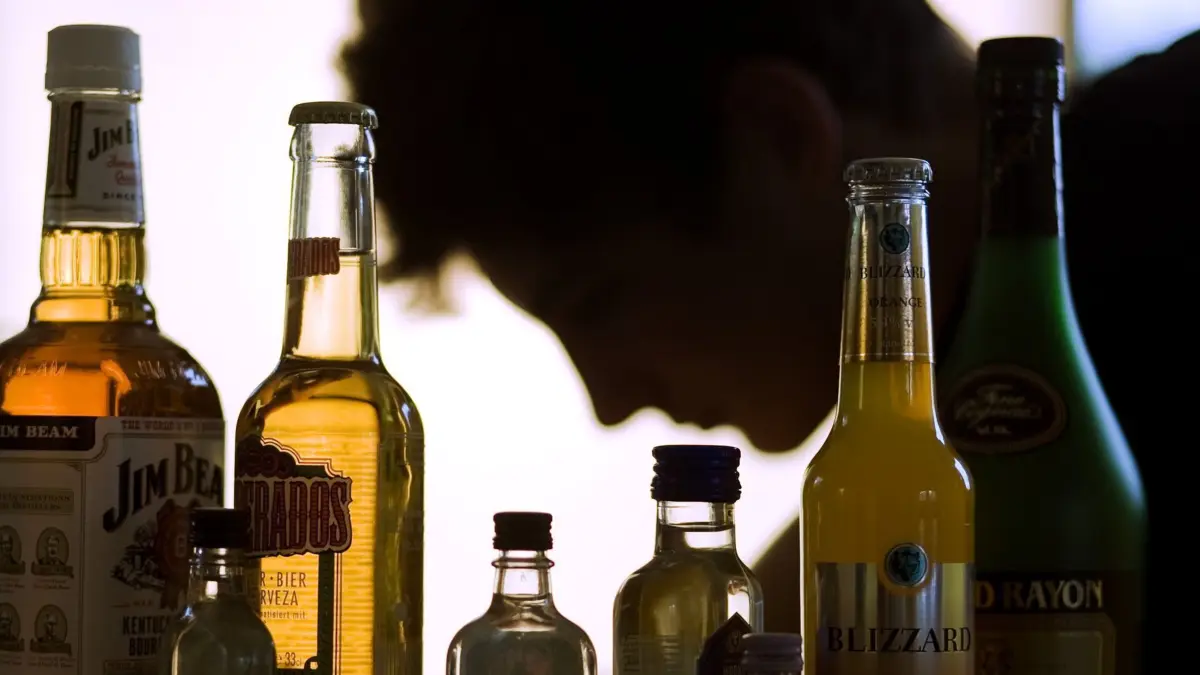 ARCHIV - ILLUSTRATION - Ein Jugendlicher sitzt hinter Flaschen mit Alkohol, aufgenommen am 07.09.2009 in Schwerin. Jugendliche, die Trinken bis zum Umfallen, sind eine betrübliche Schlagzeile. Immer wieder. In seinem neuem Buch «Generation Wodka» beschreibt der Berliner Arche-Gründer B. Siggelkow dramatische Szenen über Alkoholmissbrauch im Kinderzimmer. Foto: Jens Büttner dpa +++ dpa-Bildfunk +++
