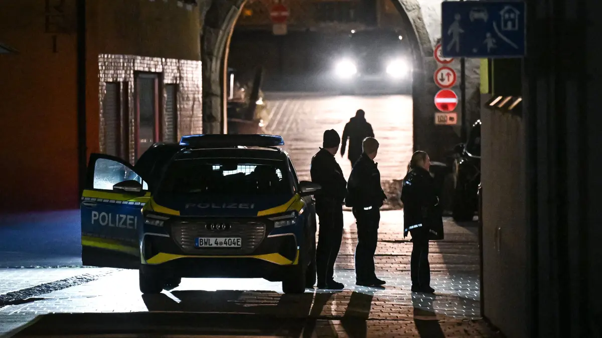 Juedisches Lichterfest; Solidaritätsbekundung des Rexinger Synagogenvereins: Horb (Kreis Freudenstadt) 18.12.2025
Polizei am Rande der Veranstaltung, Solidaritaetsbekundung des Rexinger Synagogenvereins vor dem juedischen Betsaal als Zeichen des Lichtes zur Solidaritaet mit den Opfern des Anschlags und mit unseren juedischen Freunden in aller Welt.
FOTO: Pressefoto ULMER / Markus Ulmer xxNOxMODELxRELEASExx