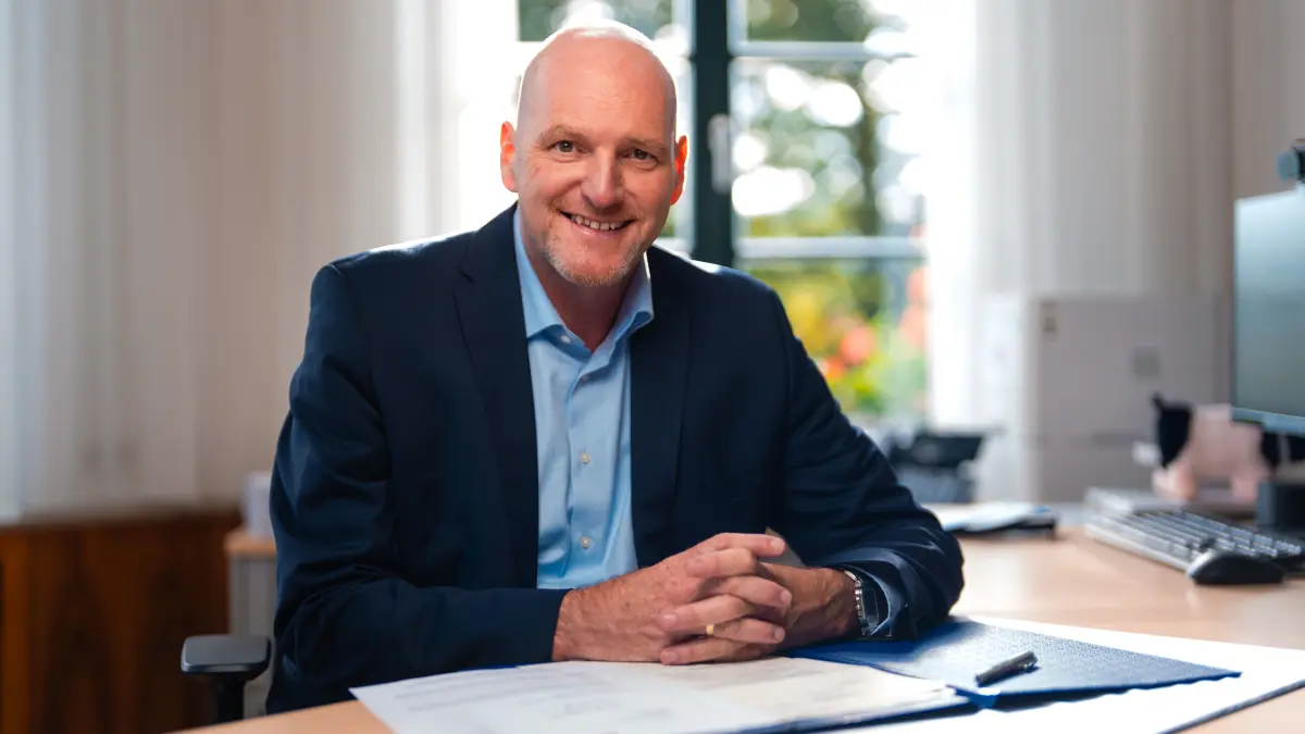 Stephen Brauer, Bürgermeister von Gaildorf, an seinem Schreibtisch im Rathaus.