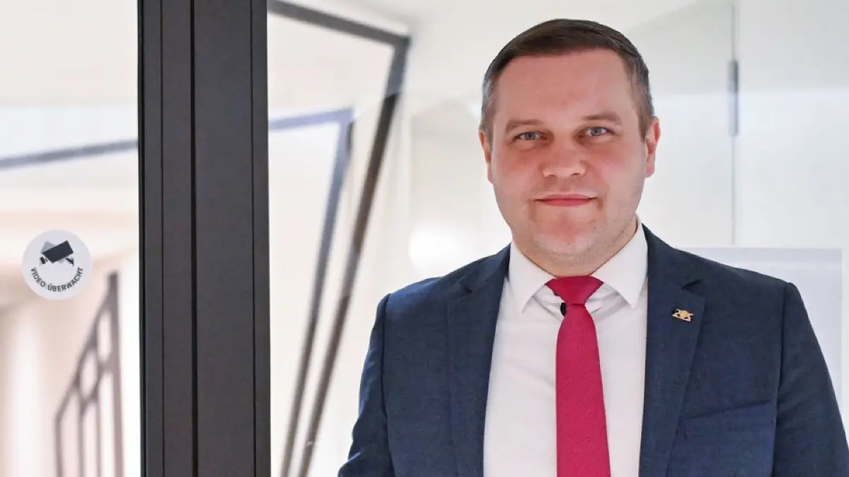 AfD will durch den Tunnel - Klage vor Verfassungsgerichtshof: ARCHIV - 13.12.2024, Baden-Württemberg, Stuttgart: Anton Baron, (AfD), Fraktionsvorsitzender der AfD im Landtag von Baden-Württemberg, steht im Landtag vor einem Tunnel der unter einer Straße vom Landtag zu den Büros der Abgeordneten führt. Die AfD-Fraktion zieht im Streit um den Zugang zu einem Tunnel am Landtag vor den Verfassungsgerichtshof. (zu dpa: «Zoff im Landtag: Warum die AfD nicht in den Tunnel darf») Foto: Bernd Weißbrod/dpa +++ dpa-Bildfunk +++
