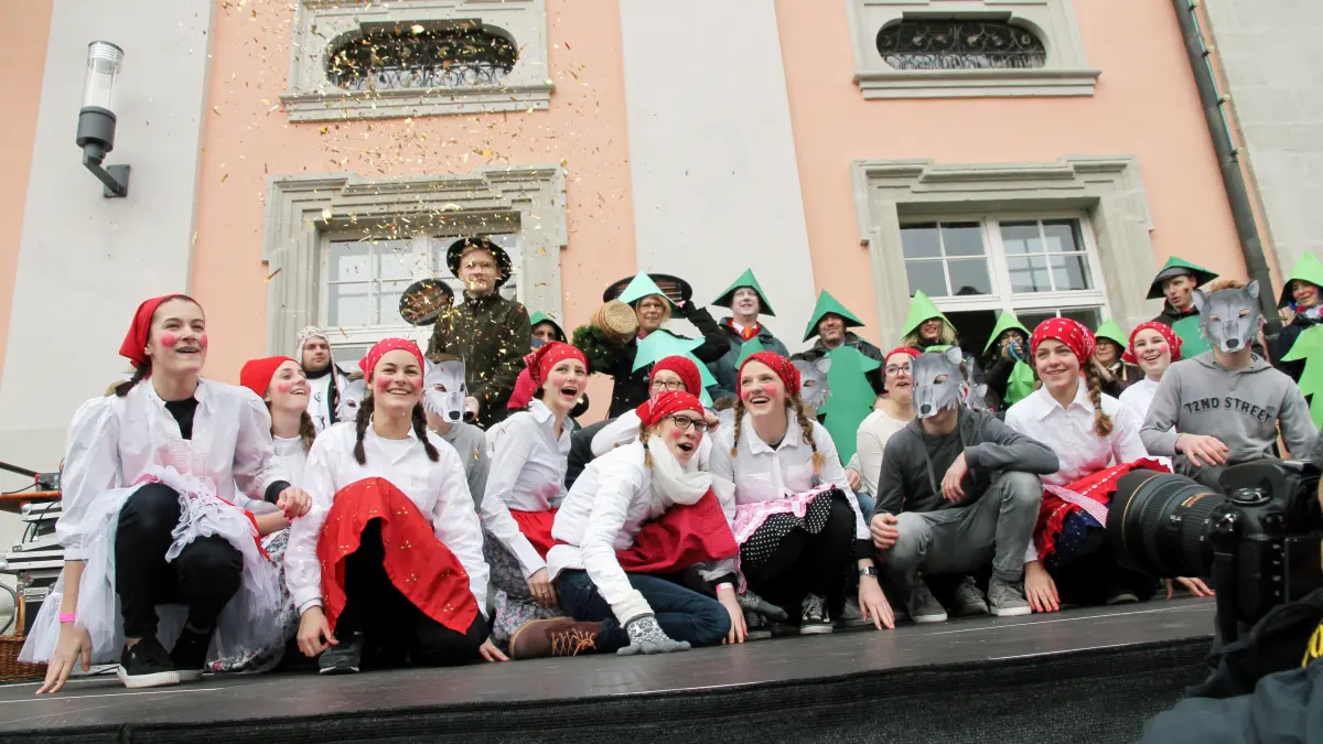 (ohne Überschrift): Vorsicht: Dieses Foto ist möglicherweise nur für den einstigen Verlag Schwäbisches Tagblatt verwendbar. Schülerfasnet 2018 Marktplatz Bild: Eisele