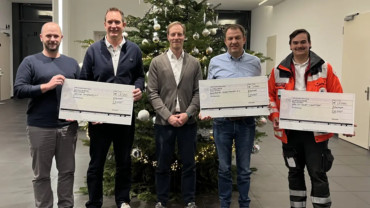 Sascha Keppler und Tobias Gut (Skiclub Straßberg), Florian Mey (Firma mey), Thomas Geiser (Musikverein Dotternhausen) und Maximilian Kappe (DRK/JRK Laufen-Lautlingen) bei der Spendenübergabe (von links).