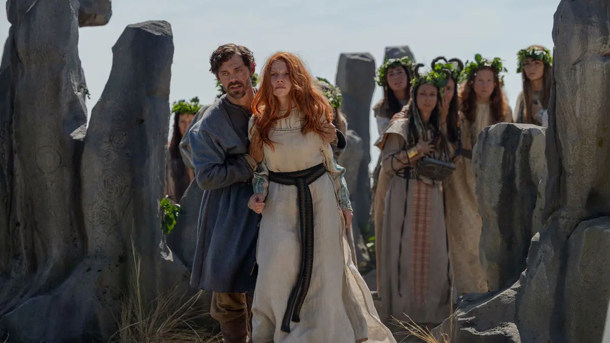 Kinostart - „Der Medicus 2“: HANDOUT - 24.08.2024, ---: Tom Payne (l) als Rob Cole und Áine Rose Daly als Illene in einer Szene des Films «Der Medicus 2» (undatierte Filmszene). Der Film kommt am 25.12.2025 in die deutschen Kinos. (zu dpa Kinostarts) Foto: Gordon Mühle/Constantin Film/dpa - ACHTUNG: Nur zur redaktionellen Verwendung bis zum 24.03.2026 im Zusammenhang mit einer Berichterstattung über den Film und nur mit vollständiger Nennung des vorstehenden Credits +++ dpa-Bildfunk +++