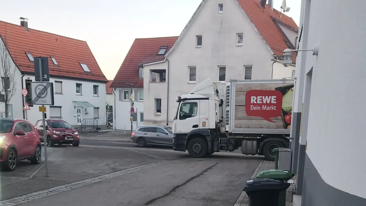 LKW liefer beim Bonusmarkt Waren an und versperrt die Straße