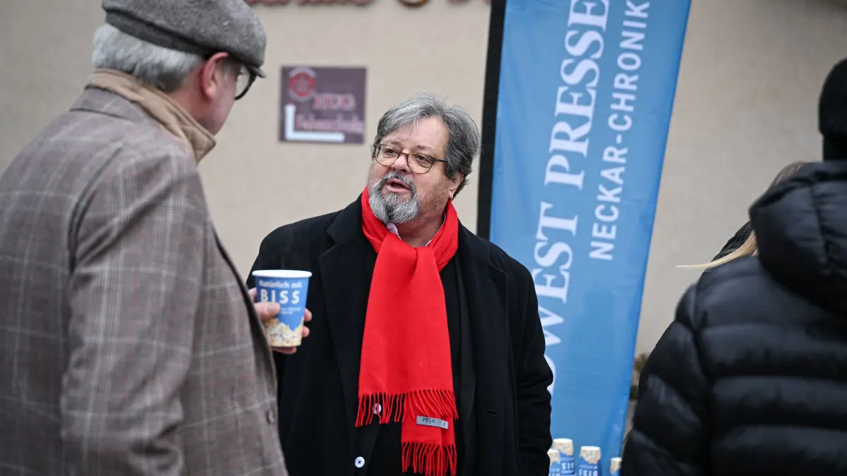 175 Jahre Horber Neckar Chronik, Grillen auf dem Horber Wochenmarkt : Horb (Kreis Freudenstadt) 19.12.2025
175 Jahre Horber Neckar Chronik, Verleger Alexander Frate im Gespraech auf dem Horber Wochenmarkt in der Schillerstrasse.
FOTO: Pressefoto ULMER / Markus Ulmer xxNOxMODELxRELEASExx