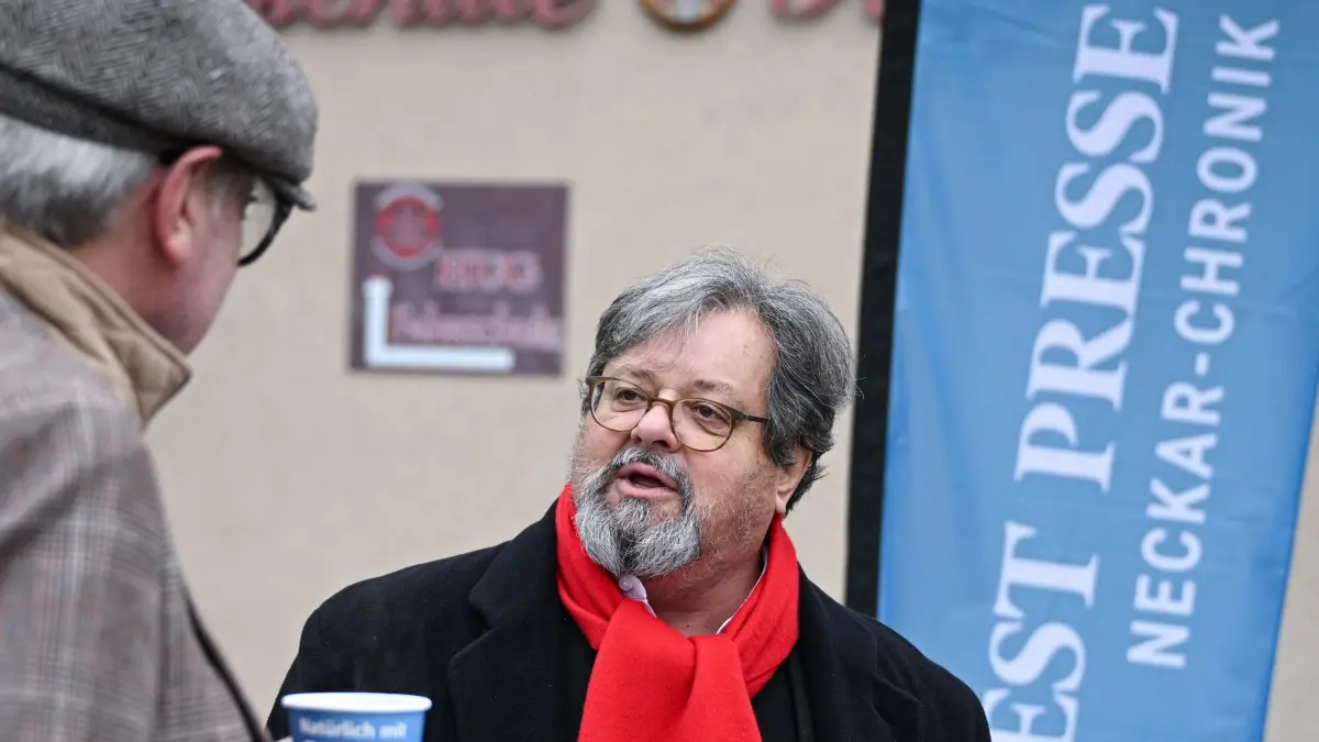 175 Jahre Horber Neckar Chronik, Grillen auf dem Horber Wochenmarkt : Horb (Kreis Freudenstadt) 19.12.2025
175 Jahre Horber Neckar Chronik, Verleger Alexander Frate im Gespraech auf dem Horber Wochenmarkt in der Schillerstrasse.
FOTO: Pressefoto ULMER / Markus Ulmer xxNOxMODELxRELEASExx