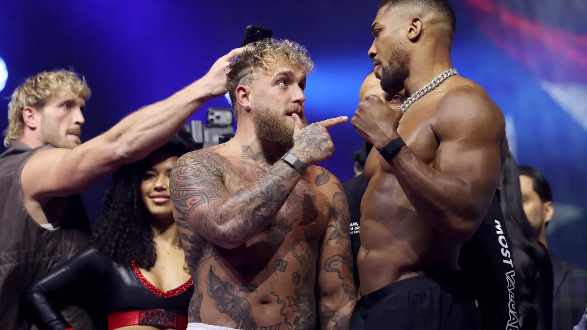 Jake Paul v Anthony Joshua - Weigh In: MIAMI, FLORIDA - DECEMBER 18: Jake Paul and Anthony Joshua face off during their ceremonial weigh-in ahead their fight as part of Jake Paul v Anthony Joshua at The Fillmore Miami Beach on December 18, 2025 in Miami Beach, Florida. Leonardo Fernandez/Getty Images/AFP (Photo by Leonardo Fernandez / GETTY IMAGES NORTH AMERICA / Getty Images via AFP)