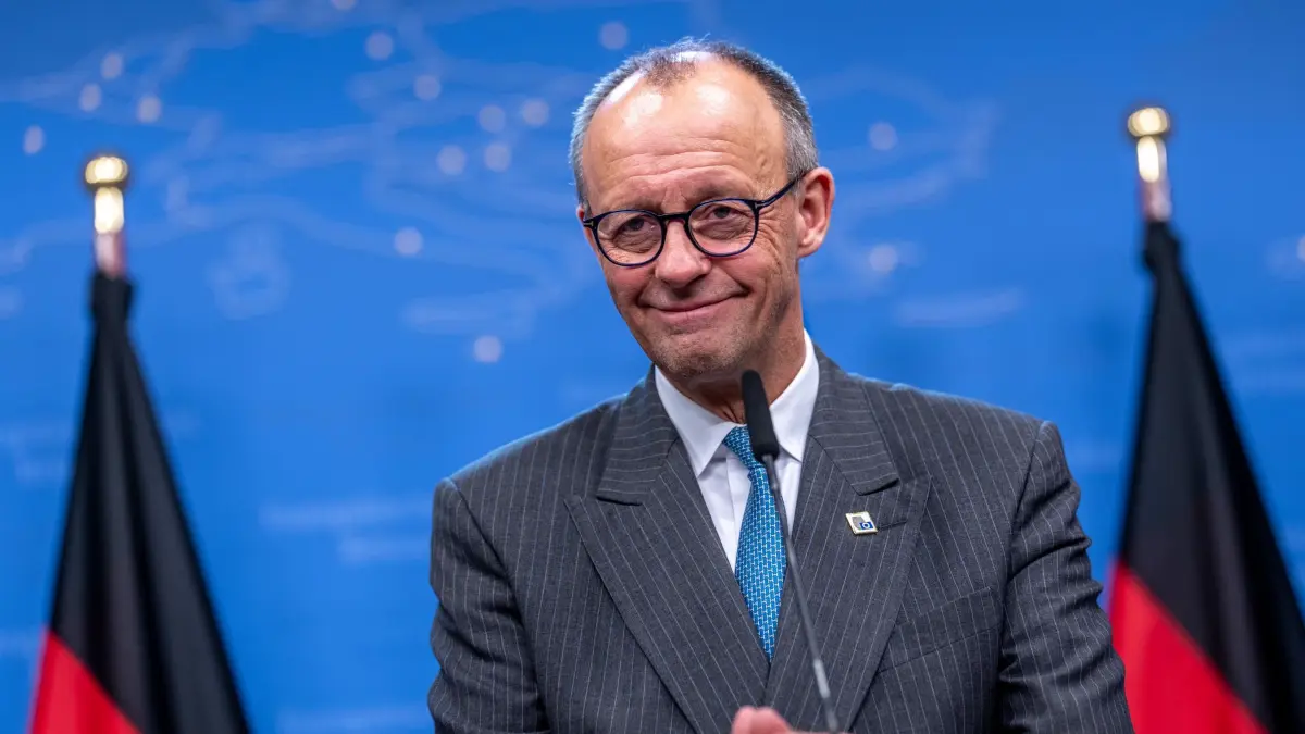 EU-Gipfel: 19.12.2025, Belgien, Brüssel: Bundeskanzler Friedrich Merz (CDU) spricht bei der Pressekonferenz nach dem EU-Gipfel. Topthemen waren die Frage, ob künftig in der EU eingefrorene Vermögenswerte der russischen Zentralbank zur Unterstützung der Ukraine genutzt werden können und das Mercosur Abkommen. Foto: Michael Kappeler/dpa +++ dpa-Bildfunk +++