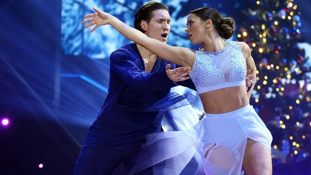 Bei „Let’s Dance – Die große Weihnachtsshow“ zeigen sechs Paare festliche Tänze, darunter Evgeny Vinokurov und Vanessa Mai.