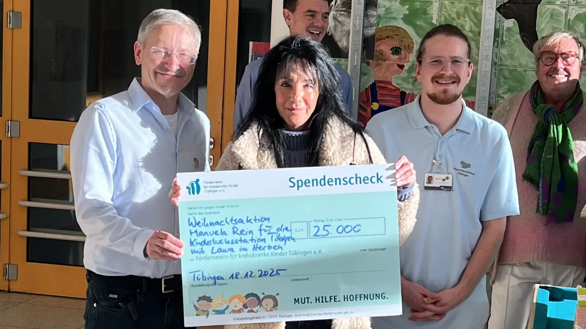 Peter Lang, Manuela Rein und Janick Beck mit dem Spendenscheck (v. l.)