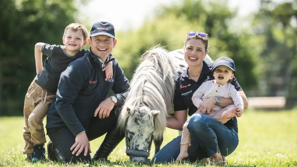 Ohne Pferde geht bei der Familie Jung nichts: Michael Jung mit seiner Frau Faye Füllgräbe-Jung, Sohn Lio, Tochter Mara und Pony Peterle.