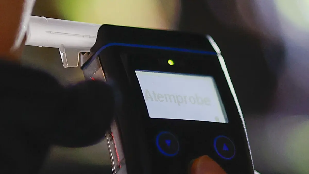 Die Polizei misst den Atemalkoholgehalt eines Autofahrers mit einem Alkoholtester, um festzustellen, ob er möglicherweise unter Alkoholeinfluss steht. (zu dpa: «Mehrere VerkehrsverstöÃe unter Alkohol- und Drogeneinfluss») +++ dpa-Bildfunk +++
