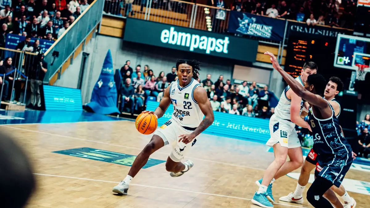 Antonio TJ Madlock zieht energisch zum Korb.