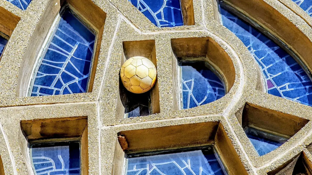 Volltreffer! Feststeckender Fußball im Maßwerk der Morizkirche in Rottenburg, Oktober 2025