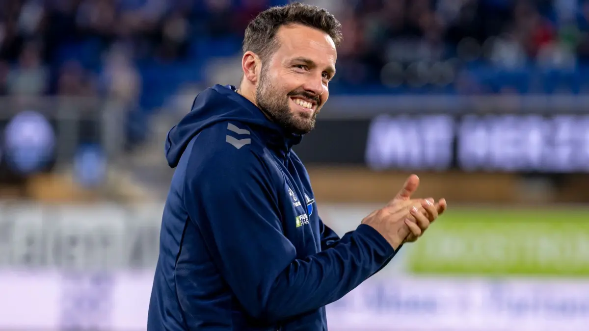 SC Paderborn 07 - Darmstadt 98: 19.12.2025, Nordrhein-Westfalen, Paderborn: Fußball: 2. Bundesliga, SC Paderborn 07 - Darmstadt 98, 17. Spieltag, Home Deluxe Arena: Trainer Ralf Kettemann (SC Paderborn 07) betritt das Stadion. Foto: David Inderlied/dpa - WICHTIGER HINWEIS: Gemäß den Vorgaben der DFL Deutsche Fußball Liga bzw. des DFB Deutscher Fußball-Bund ist es untersagt, in dem Stadion und/oder vom Spiel angefertigte Fotoaufnahmen in Form von Sequenzbildern und/oder videoähnlichen Fotostrecken zu verwerten bzw. verwerten zu lassen. +++ dpa-Bildfunk +++