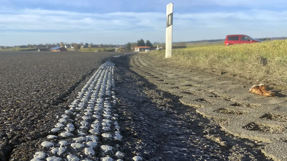 Die L 1229 zwischen Steinenkirch und Gussenstadt ist schmal und bröckelt daher an den Rändern. Verbreitert werden soll sie im Rahmen der Sanierung aber trotzdem nicht.