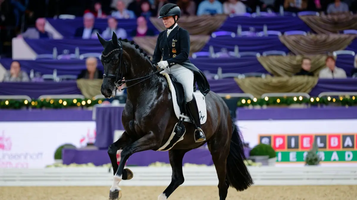 Internationales Festhallen-Reitturnier: 19.12.2025, Hessen, Frankfurt/Main: Pferdesport: Internationales Festhallen-Reitturnier, Dressur, Grand Prix, Festhalle der Frankfurter Messe. Die deutsche Dressurreiterin Isabell Werth auf dem Pferd Wendy de Fontaine reitet durch den Parcours. Foto: Uwe Anspach/dpa +++ dpa-Bildfunk +++