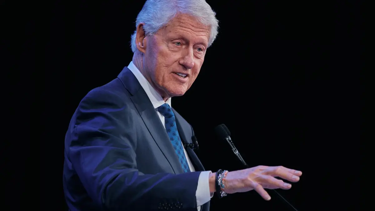 Bill Clinton: ARCHIV - 24.09.2025, USA, New York: Der ehemalige US-Präsident Bill Clinton spricht während der Clinton Global Initiative in New York. (zu dpa: «Epstein-Akten: Tausende Fotos und Dokumente veröffentlicht») Foto: Andres Kudacki/FR170905 AP/dpa +++ dpa-Bildfunk +++