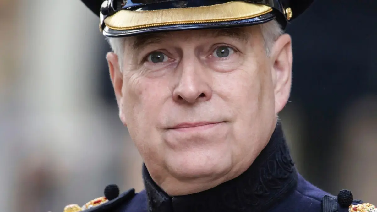 Andrew Mountbatten-Windsor: ARCHIV - 07.09.2019, Belgien, Brügge: Der damalige britische Prinz Andrew nimmt an einer Gedenkveranstaltung zum Ende des 2. Weltkriegs teil. Andrew Mountbatten-Windsor muss wegen des Epstein-Missbrauchsskandals in Großbritannien nicht mit strafrechtlicher Verfolgung rechnen. (zu dpa: «Epstein-Akten: Tausende Fotos und Dokumente veröffentlicht») Foto: Olivier Matthys/AP/dpa +++ dpa-Bildfunk +++