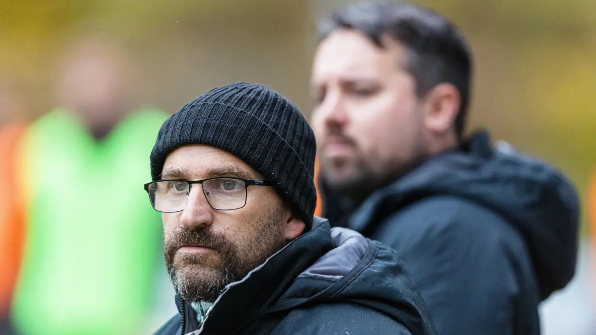 Fussball Landesliga: Fussball Landesliga; SC Geislingen - FV Neuhausen;
Trainer Sven Ackermann (SC Geislingen), im Hintergrund Co-Trainer Alexander Kleinmann (SC Geislingen);
01.11.2025; Stadion Eybacher Tal; Geislingen.
Foto: Thomas Madel