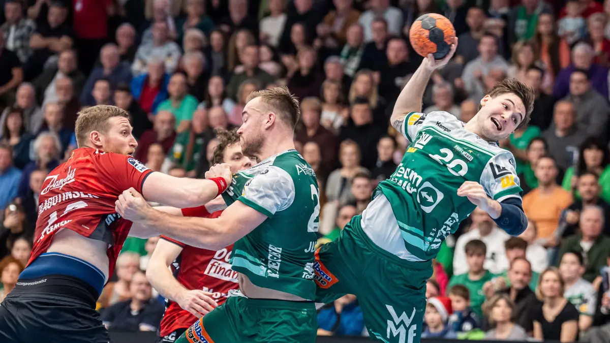 Frisch Auf Goeppingen vs. SG Flensburg-Handewitt, Handball, 1. Bundesliga, Herren, Spielzeit 2025/2026, 20.12.2025: Ludvig Hallbaeck (Frisch Auf Goeppingen, #20) findet die Luecke, Frisch Auf Goeppingen vs. SG Flensburg-Handewitt, Handball, 1. Bundesliga, Herren, Spielzeit 2025/2026, 20.12.2025,
Foto: Eibner-Pressefoto/Michael Schmidt