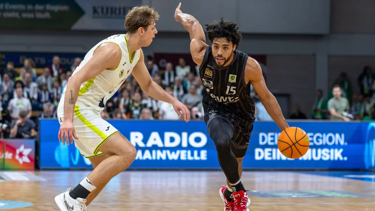 GER, BBC Bayreuth vs. Tigers Tuebingen, Basketball, BARMER 2. Bundesliga Bundesliga, Pro A, Saison 2025/2026, 13. Spieltag, 20.12.2025: Patrick Etienne Fardy Emilien (Tigers Tuebingen, #15) Lenny Liedtke (BBC Bayreuth, #55)
GER, BBC Bayreuth vs. Tigers Tuebingen, Basketball, BARMER 2. Bundesliga Bundesliga, Pro A, Saison 2025/2026, 13. Spieltag, 20.12.2025
Foto: Eibner-Pressefoto/Ardan Fuessmann