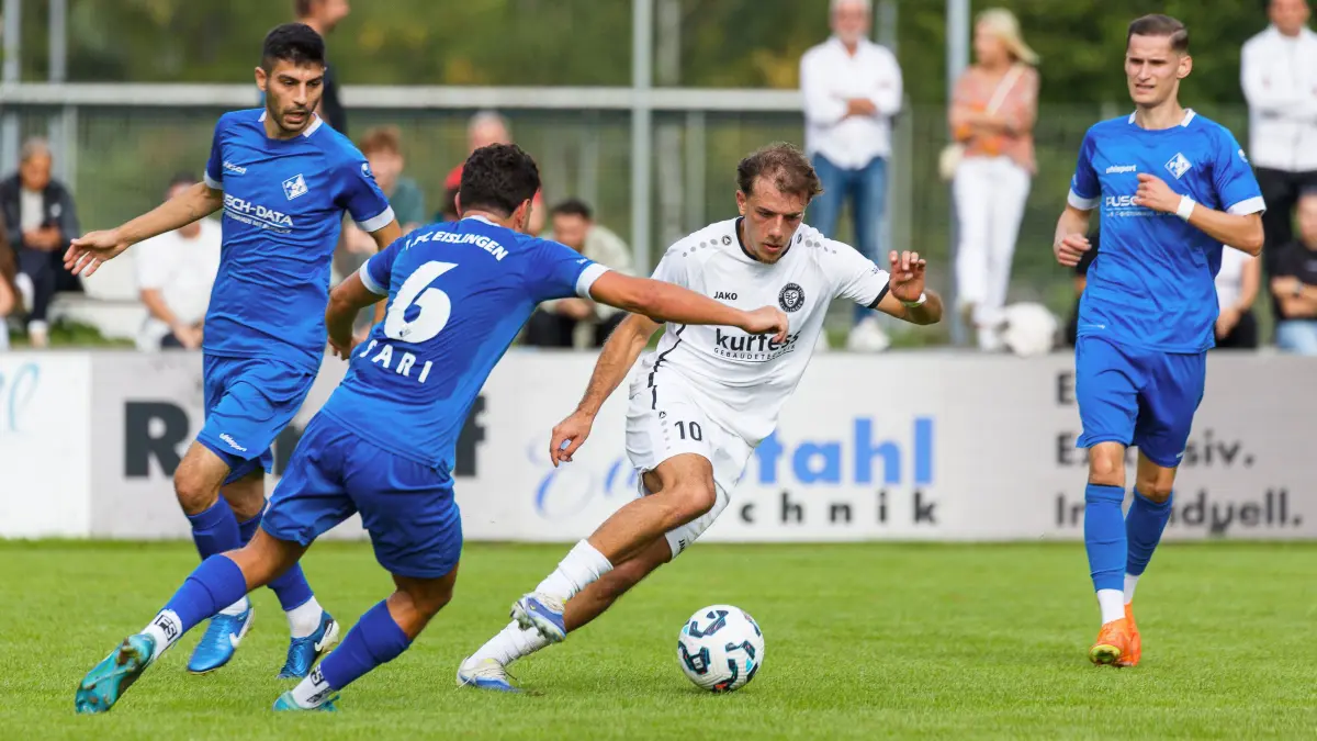Fussball Landesliga: Fussball Landesliga; SC Geislingen - 1. FC Eislingen;
Korcan Sari (1. FC Eislingen, #6) und Luca de Lucia (SC Geislingen, #10);
13.09.2025; Stadion Eybacher Tal; Geislingen.
Foto: Thomas Madel