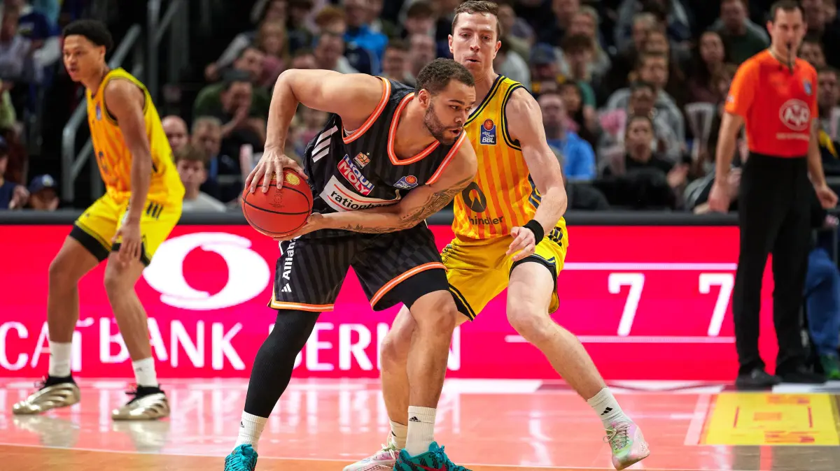 GER, ALBA Berlin vs. Ratiopharm Ulm, Basketball Herren, easy Credit BBL, Saison 2025/2026, 11. Spieltag, 20.12.2025: Christopher Ledlum (Ratiopharm Ulm, #04), Justin Bean (Alba Berlin, #34),
GER, ALBA Berlin vs. Ratiopharm Ulm, Basketball Herren, easy Credit BBL, Saison 2025/2026, 11. Spieltag, 20.12.2025
Foto: Eibner-Pressefoto/ Claudius Rauch